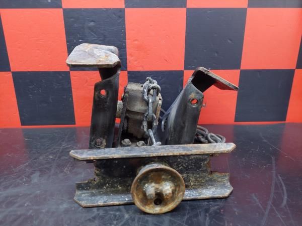 Suporte do pneu suplente NISSAN Cabstar Chassis (F24M, F24W)