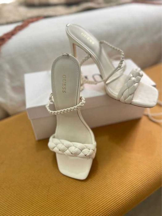 Sandalárias brancas GUESS