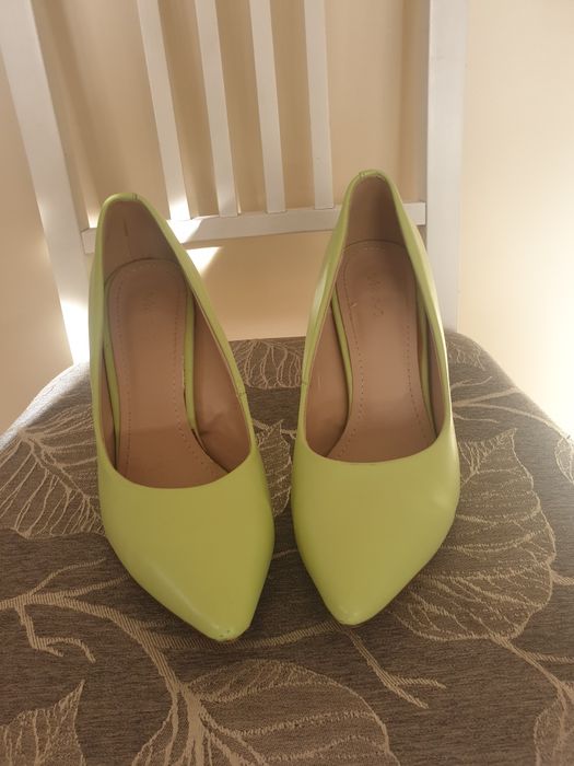 Buty na złotej szpilce