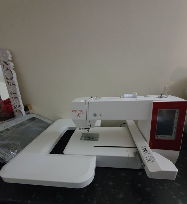 Maquina de bordar ELNA 830L expressive