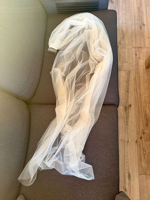 Długi welon ślubny