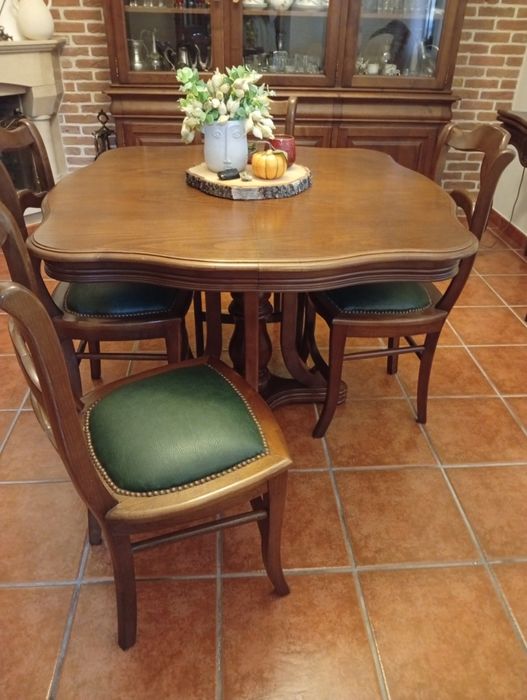 Mesa em madeira de castanho, estensivel e quatro cadeiras