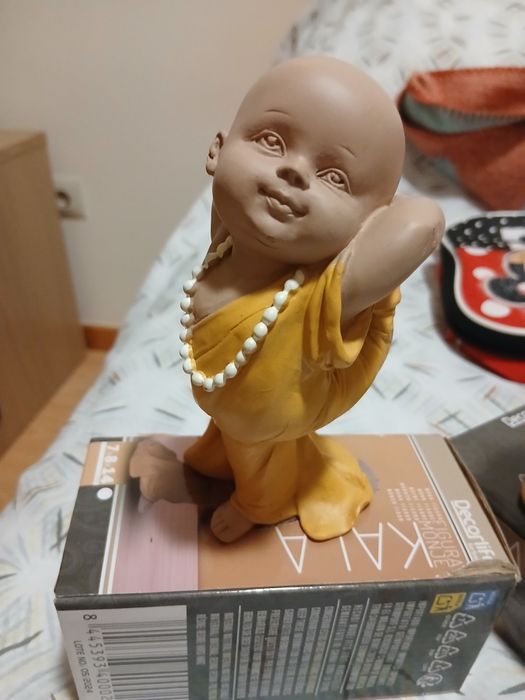 Monge com traje amarelo
