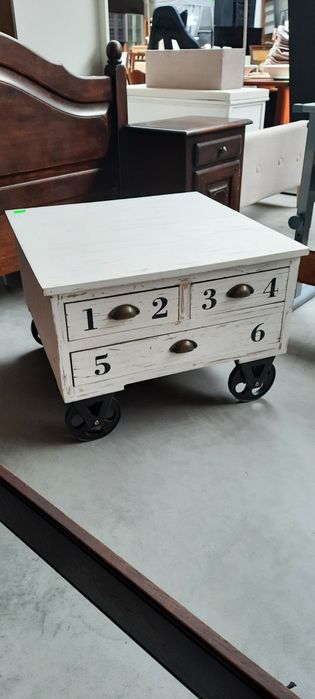 Stolik kawowy na kółkach