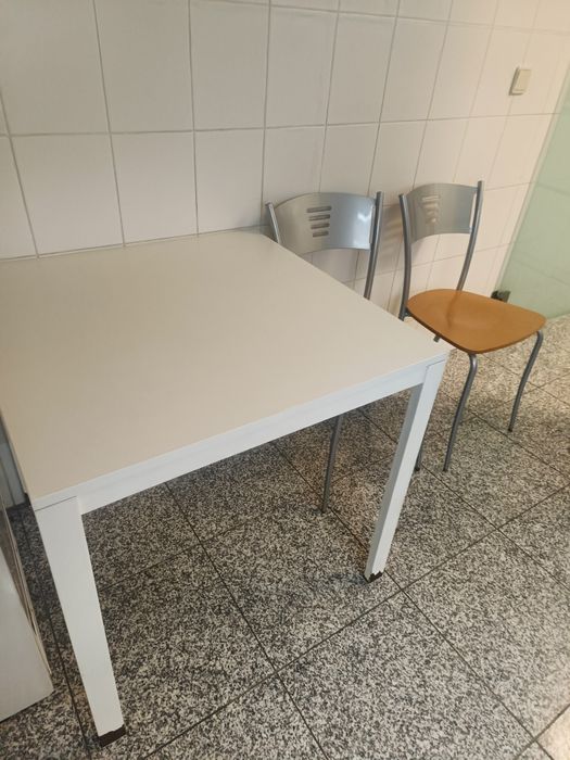 Vendo mesa e 2 cadeiras cozinha