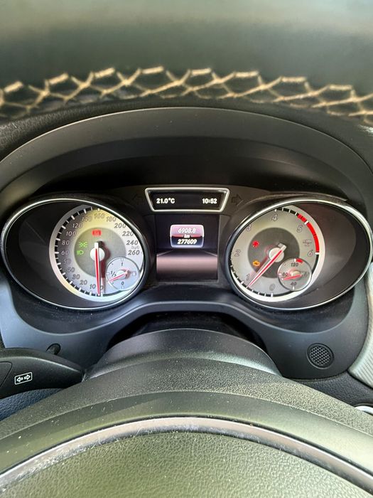 Mercedes CLA 180d Shooting Brake com teto panorâmico