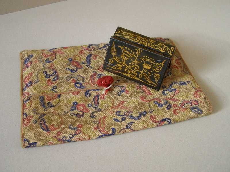 Warsztaty Krakowskie - kasetka batikowa oraz teczka portfelowa.