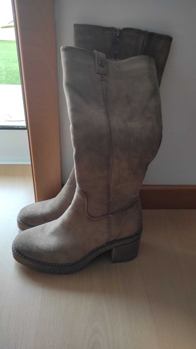 Botas de cano em pele vegan