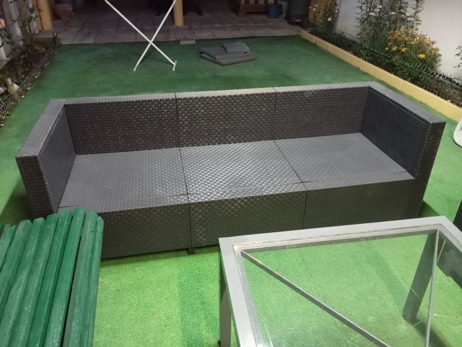 Banco , sofás  e mesa de jardim