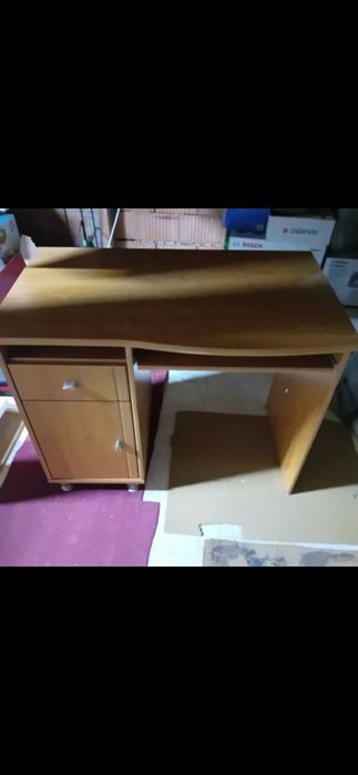 Oddam za darmo Biurko z wysuwaną szufladą i półkami