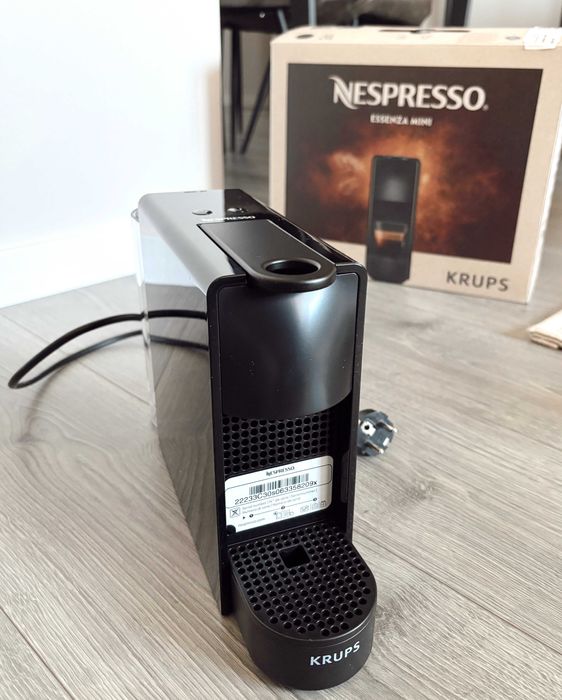 Máquina de café Nespresso Essenza Mini Preta (Nova e sem uso)