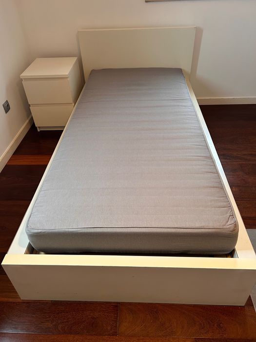 Cama, colchão e estrado IKEA