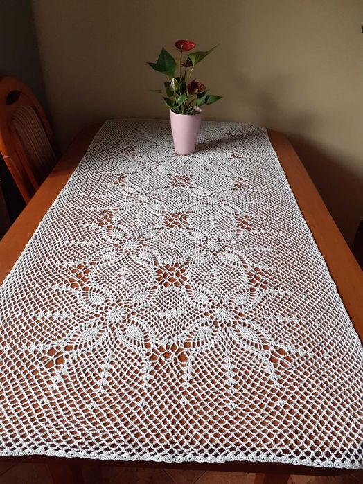 Bieżnik na stół lub ławę.