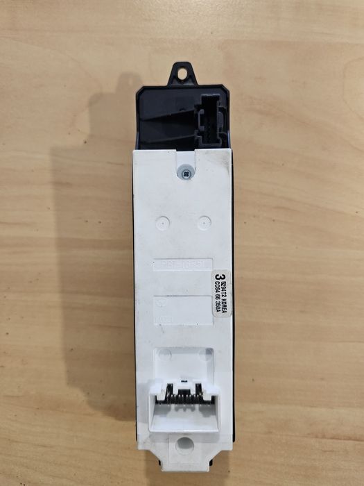 Sterowanie szybami Mazda 5 z 2005 roku.