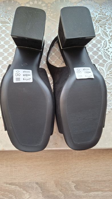 Piękne czarne sandałki