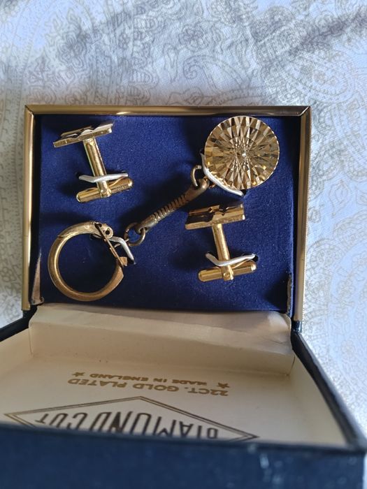 Conjunto botões de punho, porta-chaves banhados a ouro... pagamento em numerário zona Lisboa