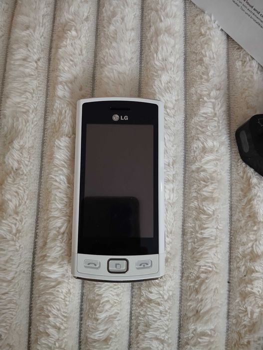 Мобільні телефони LG та Doro 6520