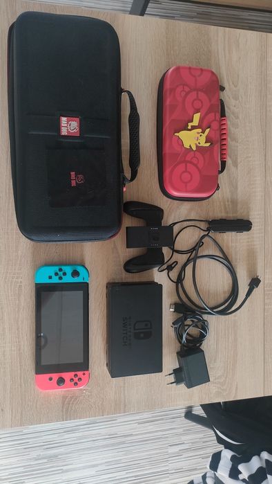 Nintendo Switch stan idealny z dwoma etui