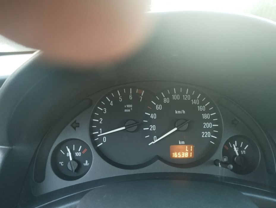 Sprzedam ładna corsę 1 0 benzyna przebieg 165381