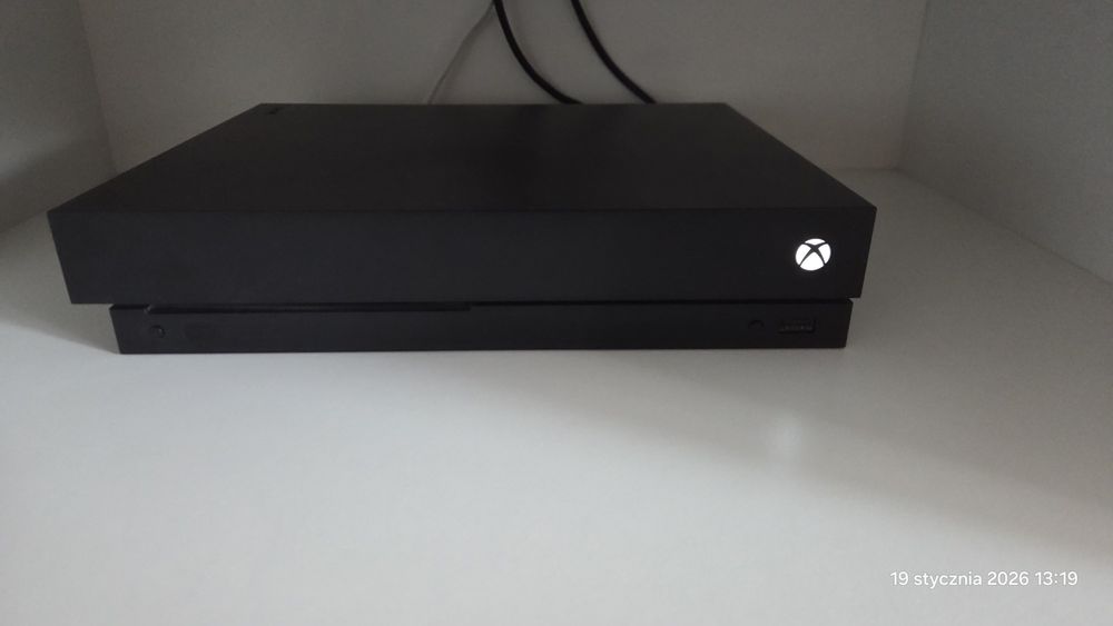 Sprzedam Xbox one x 1TB