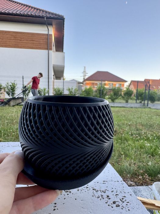 Doniczka 3D druk czarna z podstawka
