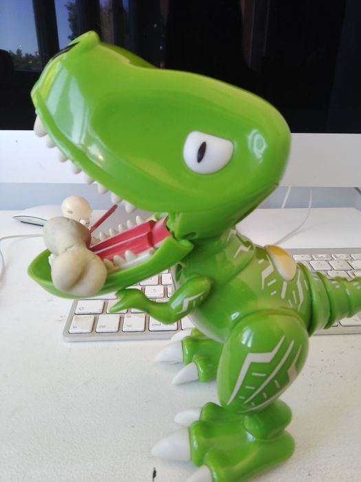 Dinossauro robô marca Zoomer