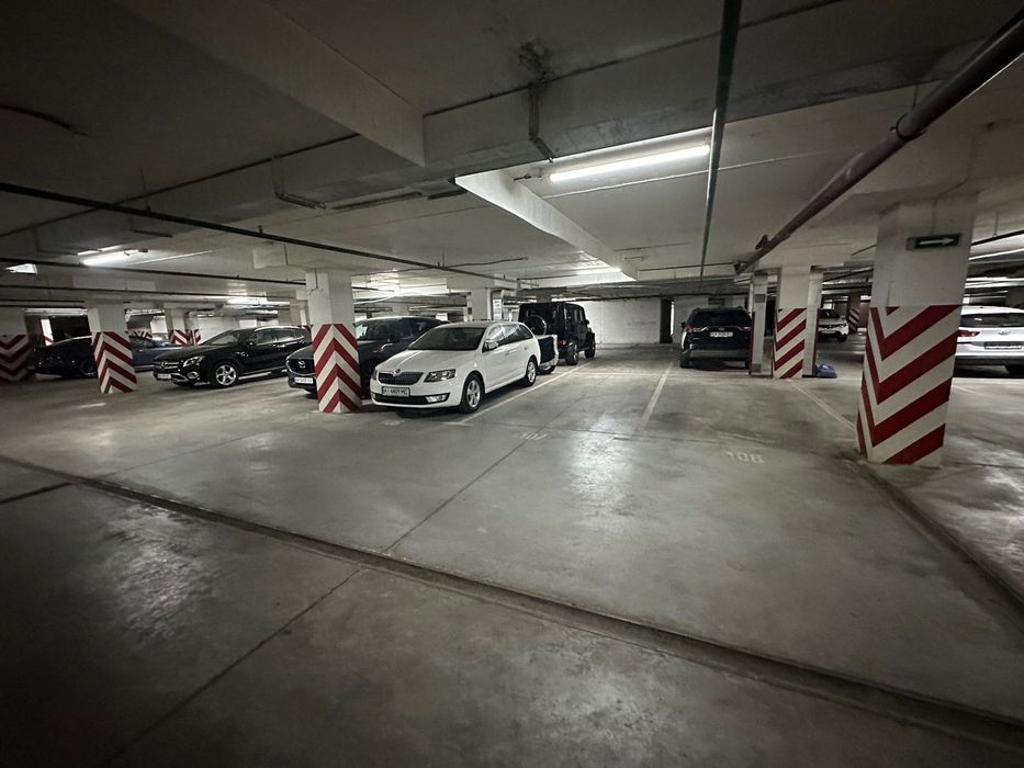 Продам паркувальне місце з електричною зарядкою в ЖК Сонячна Брама