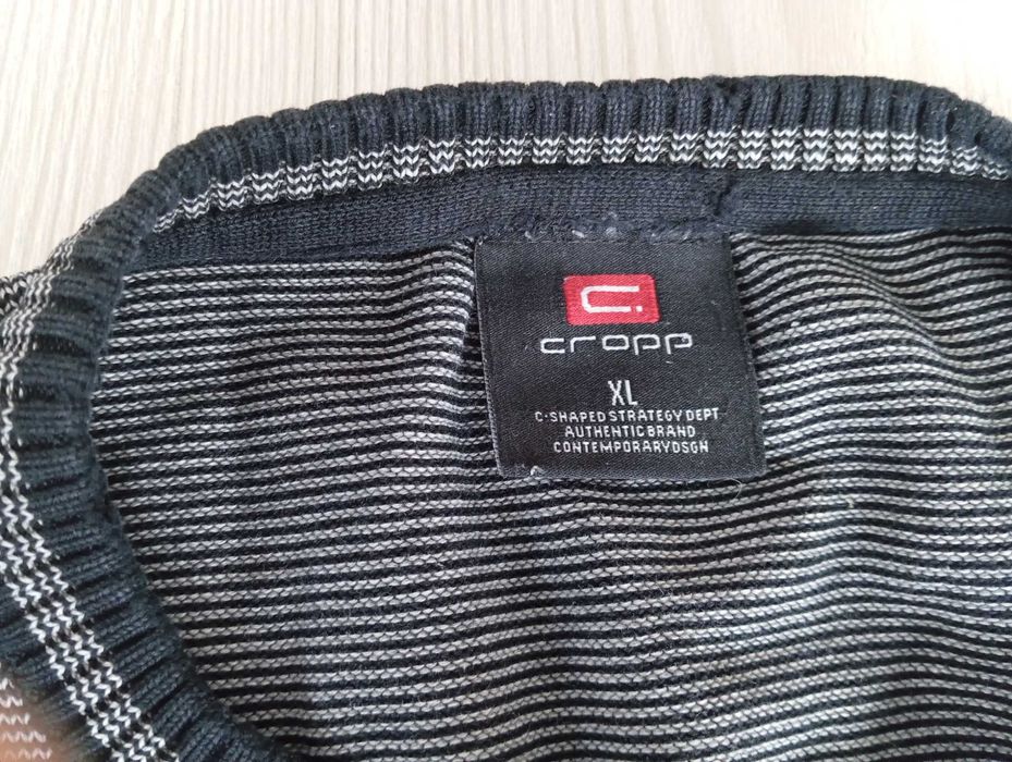 Dwa swetry - jeden w dobrym stanie, drugi bardziej roboczy