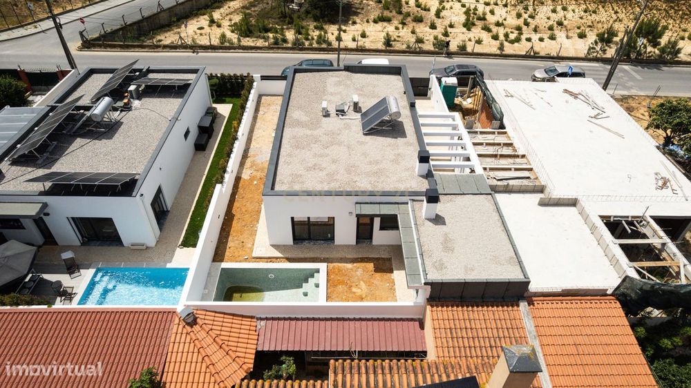 Moradia Isolada T3 com Suite, Open Space e Piscina | Fernão Ferro