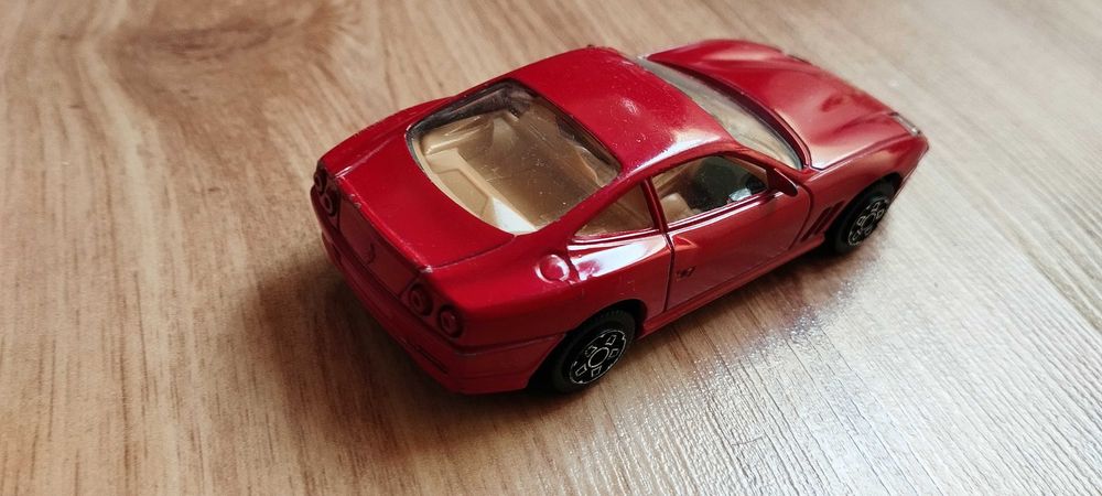 Model autko burago Ferrari Maranello 550  1:43 czerwona  bestia :)