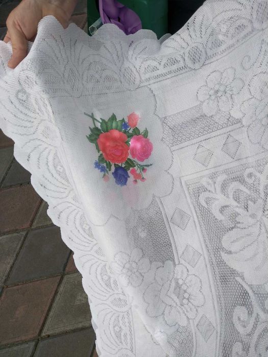 Новая кружевная скатерть с цветами
