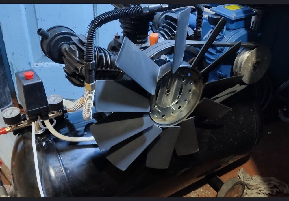 Компрессор поршневой выход 500л!!! баллон 90л  головка 3065 intertool