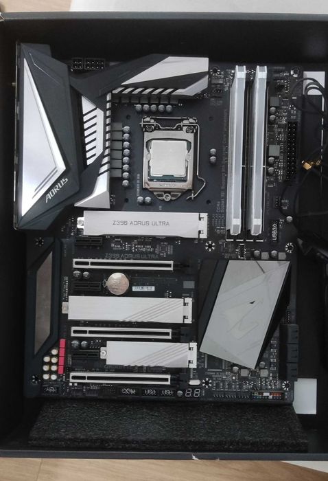 Placa-mãe Gigabyte Z390 Aorus Ultra + i5-9600K + 32GB RAM Corsair