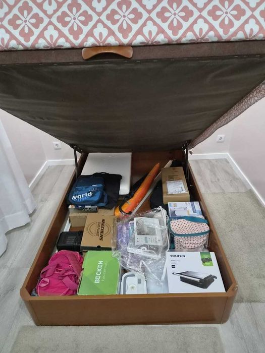 Cama base com arrumação