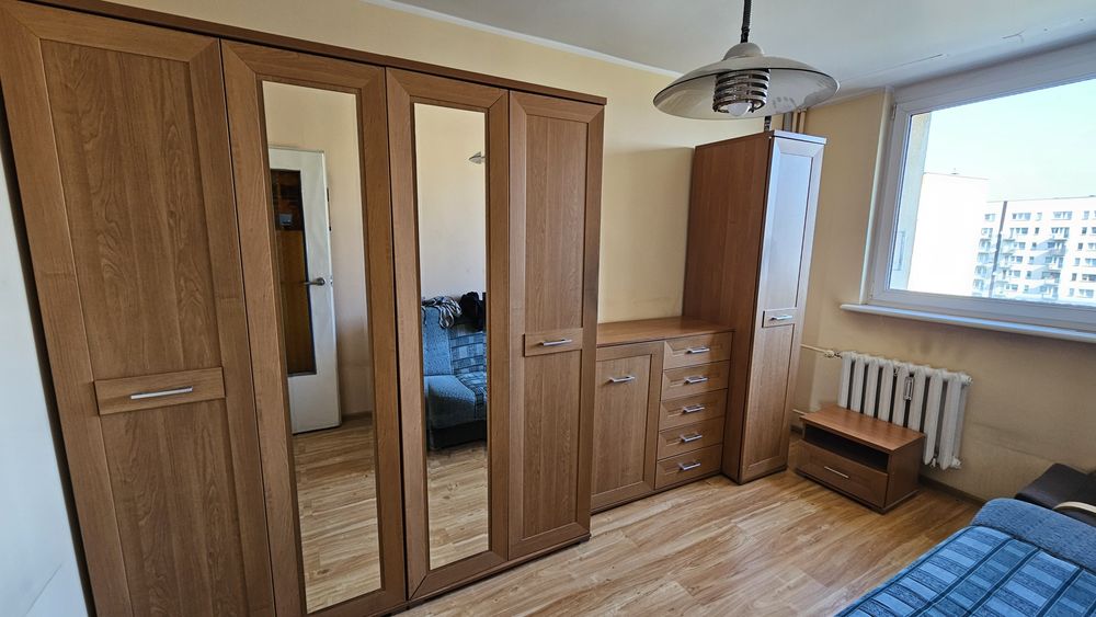 Zestaw mebli sypialnianych / meblościanka z komodą i szafką nocną