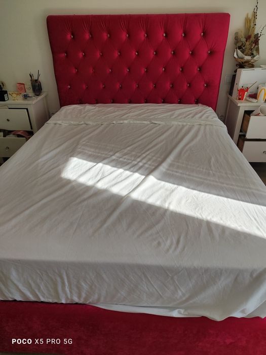 Cama de casal em bom estado