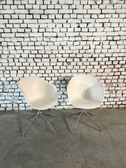 Plastikowe krzesło BoConcept Adelaide na obrotowej nodze