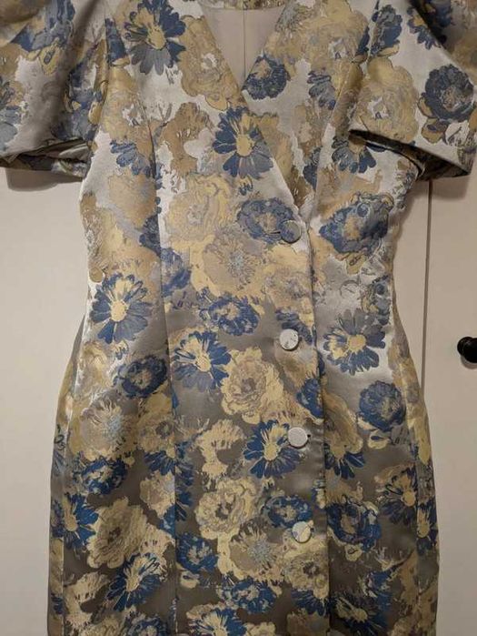 Vestido floral com botões Bardot