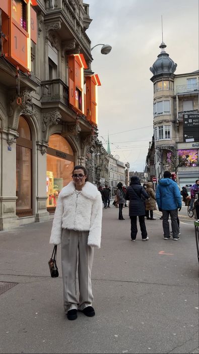 біла шуба PULL AND BEAR