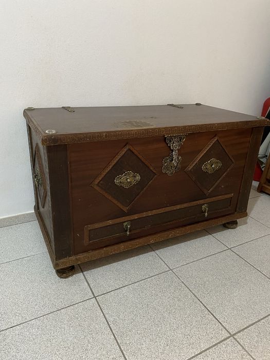 Arca de madeira antiga para arrumos