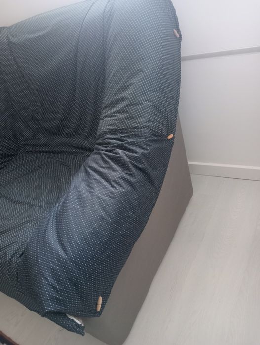 Sofá individual cor cinza com capa em tons de azul