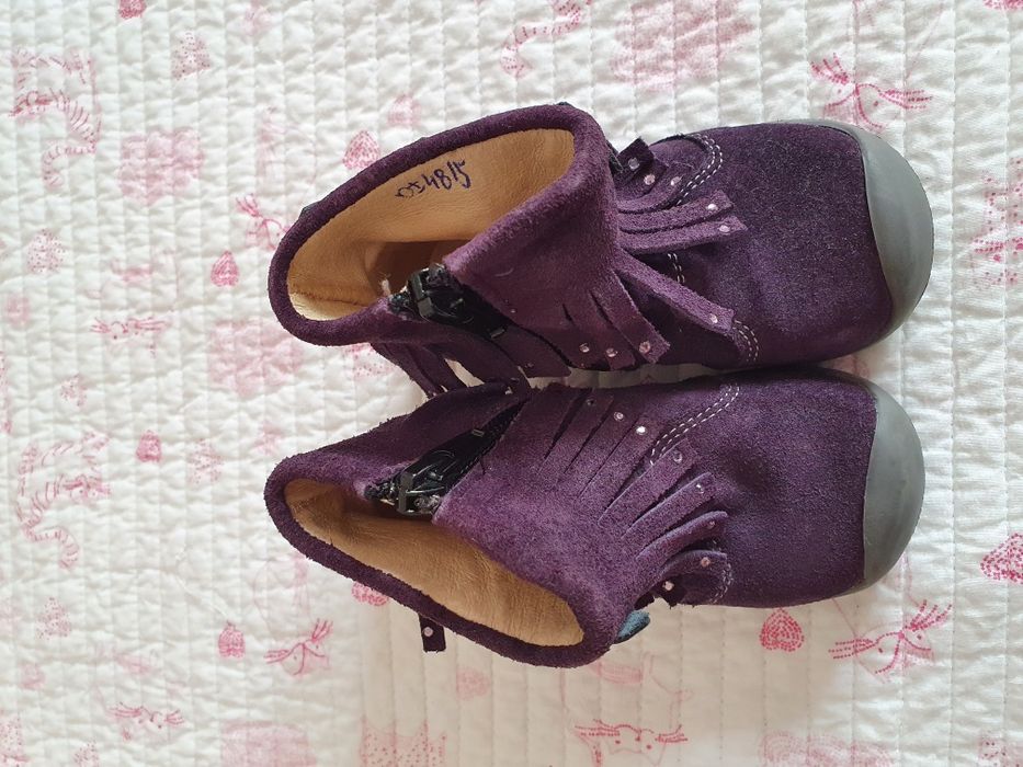 Botinhas de bebé também 20. Roxas. De pele e como novas.