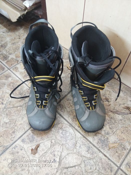 Deska snowboardowa z wiązaniami