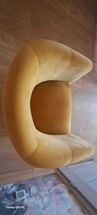 fotel musztardowy