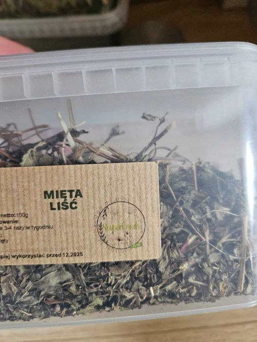 Sprzedam dla królika: karmę, zioła, siano, pelet. Są to rzeczy zaczęte. Królik nasz odszedł i sporo rzeczy zostało.
