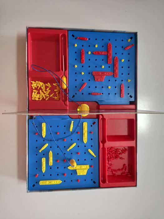 Jogo Batalha Naval Eletrónica da marca Clementoni.