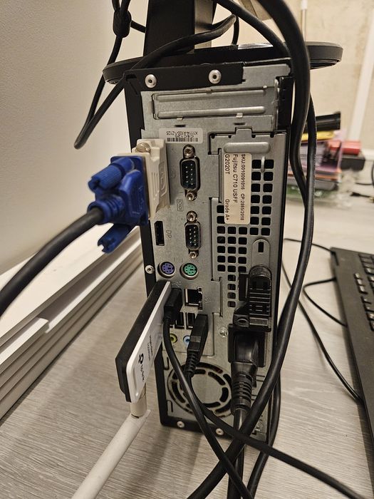 Computador Fujitsu + teclado + monitor + USB wifi