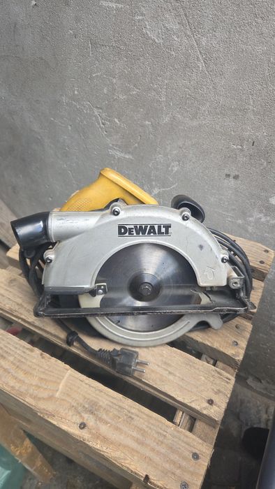 Pilarka dewalt D23620 - uszkodzona