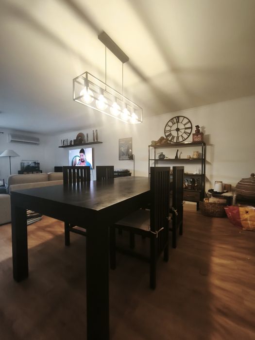 Vendo mesa de sala de jantar e 4 cadeiras em madeira (preço á parte))