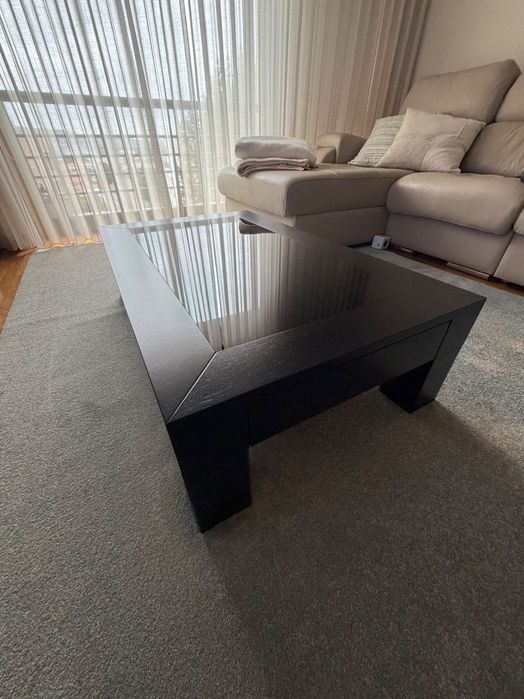 Mesa de centro preta com vidro